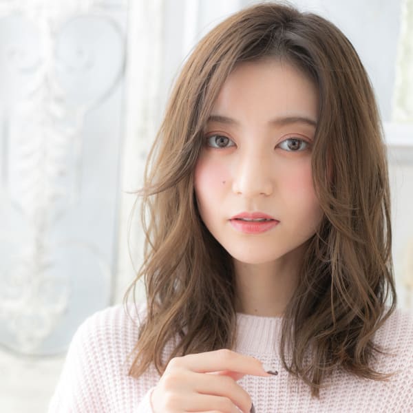 ナチュラルアッシュ小顔抜け感センターパートミルクティアッシュ