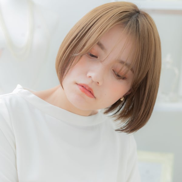 透け感前下がりボブ外国人風大人ハイライト　パールベージュ