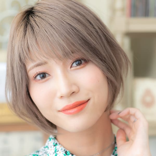 外国人風シルキーベージュ前下がりミニボブ　パールベージュ