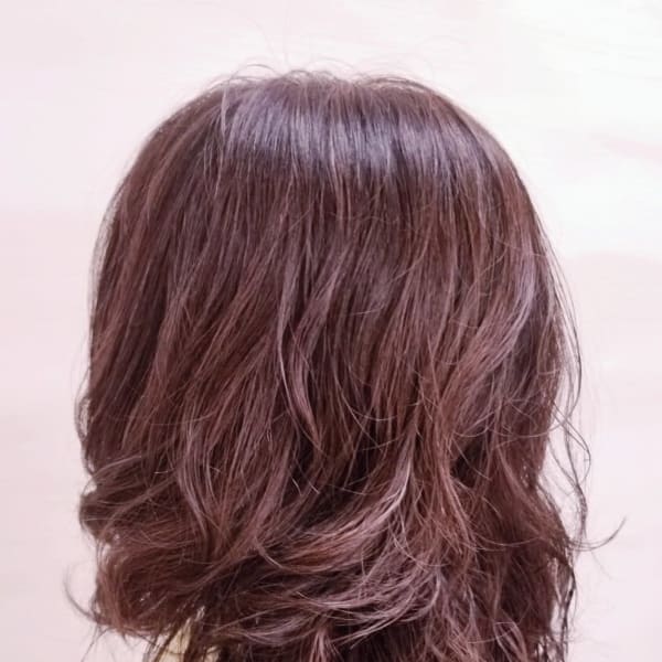 軽やかなレイヤーと動きでエレガントなパーマスタイル