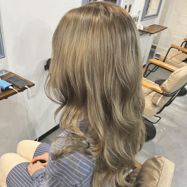 オリーブベージュ