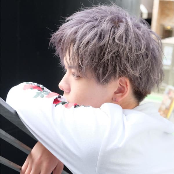モテる流行りハイトーン束感刈り上げアップバングシルバー
