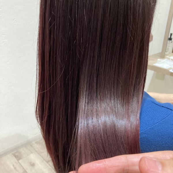 イロ酸熱でワインピンクカラーの髪質改善