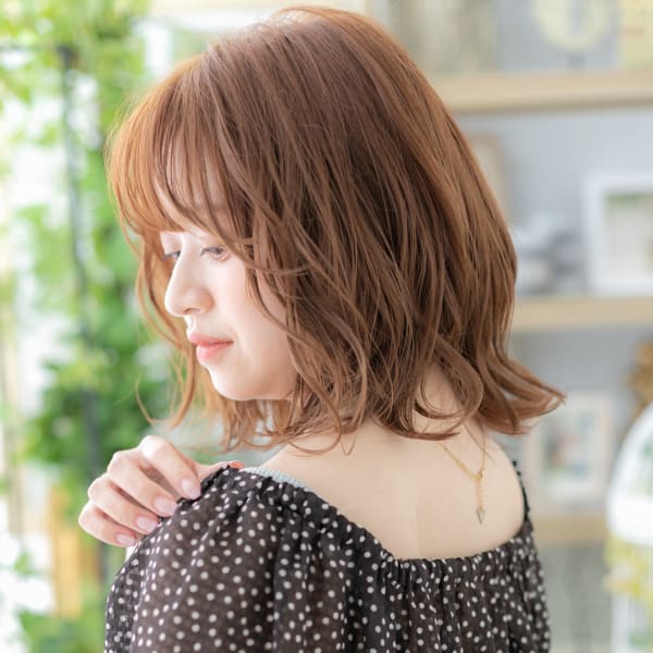 くせ毛風ウェットヘア小顔フレンチガーリー　ミルクティピンク