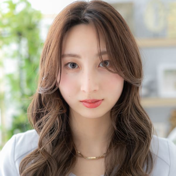 センターパートグレーベージュ小顔くびれヘア ウェーブ巻き