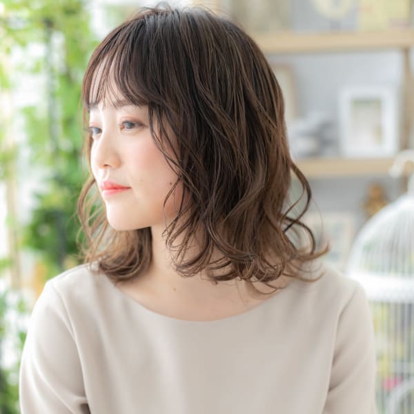 黒髪バレイヤージュ前下がりミディアムウルフ ヘルシースタイル