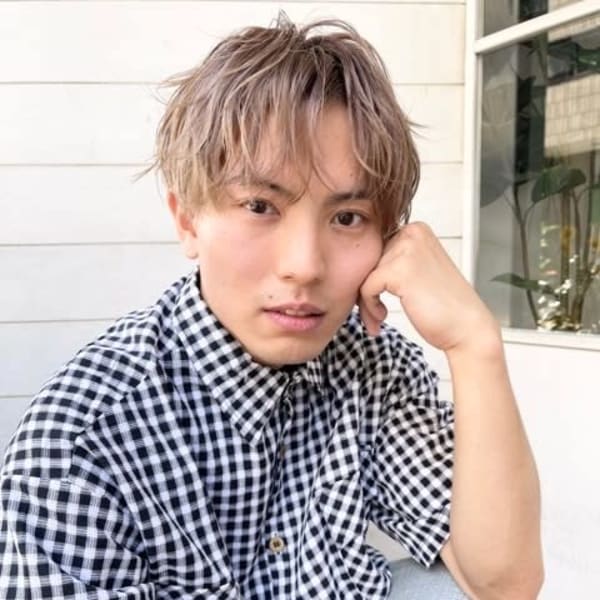 ミルクティーベージュウェーブパーマセンターパートショート