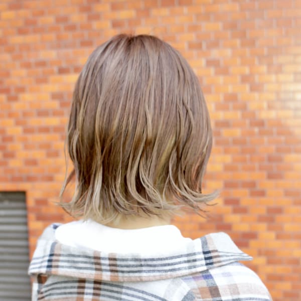 外ハネミディ×イヤリングカラー