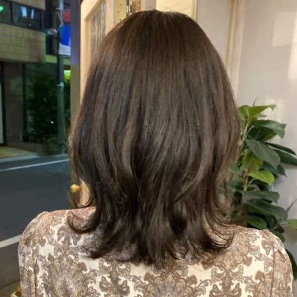 夏に向けた髪型ウルフミディアム30代40代ヘアスタイル丸顔