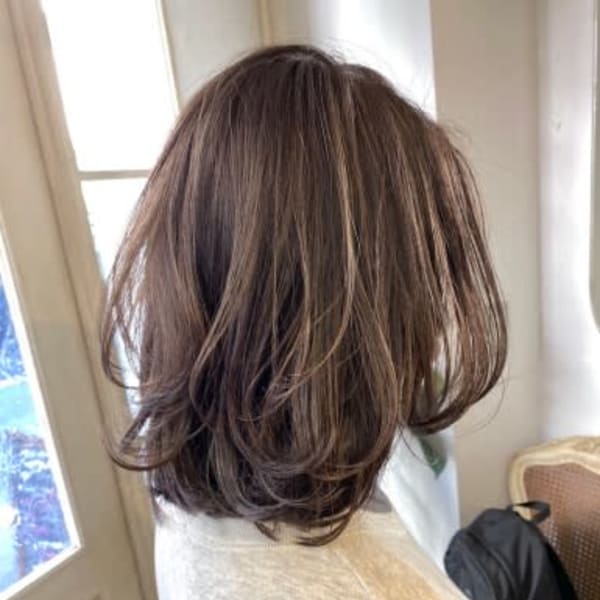 2022年春夏流行のハイライトアッシュグレージュカラー梅ヶ丘