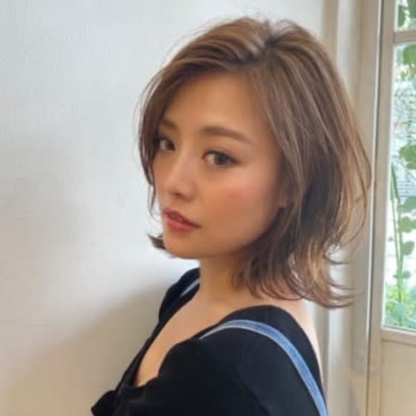 べージュ外ハネワンカール前髪なしレイヤー梅ヶ丘美容室