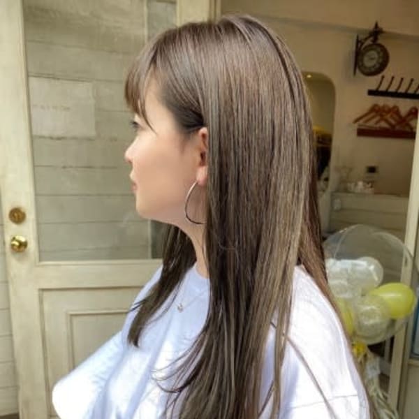 ストレートのロングヘアは艶が大事。髪質改善トリートメント