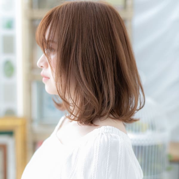 大人かわいい小顔くせ毛風ミディアムウルフ　ベージュピンク