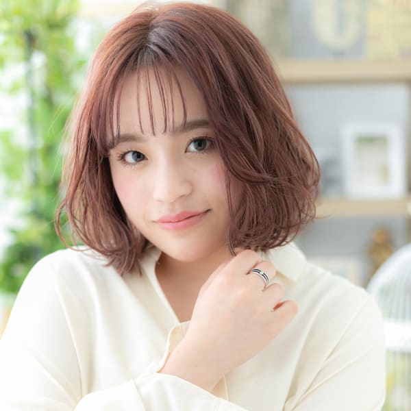 ミルクティーピンク韓国風ゆる巻き大人ボブ シースルーバング