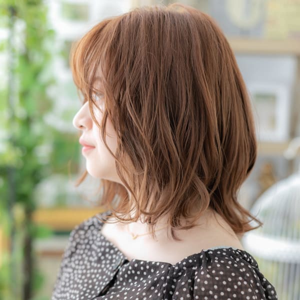 くせ毛風ウェットヘア小顔フレンチガーリー　ことりベージュ