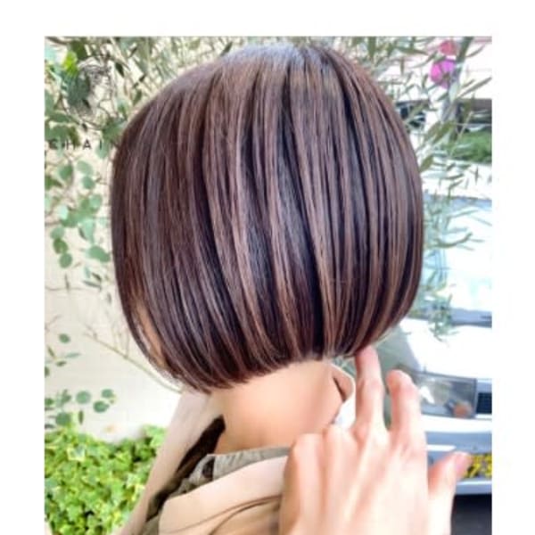 首にフィットするコンパクトなミニボブ立体感カラー梅ヶ丘美容室