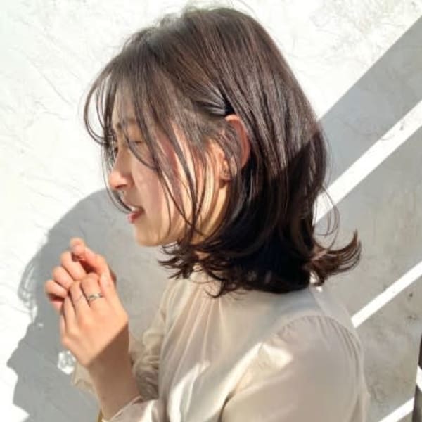 暗髪外ハネミディアム艶カラーシースルーバング梅ヶ丘美容室