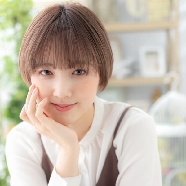 大人かわいいアースカラーマッシュショート グレーベージュ