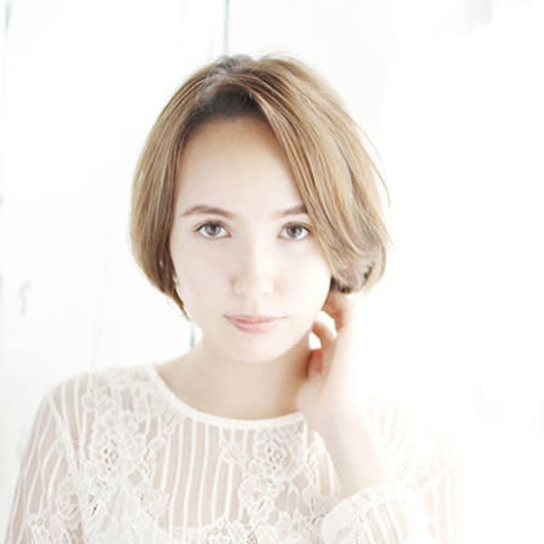かきあげバングのハイトーンショート|LUXIA