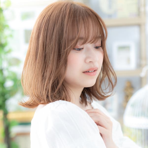 大人かわいい小顔くせ毛風ミディアムウルフ ベージュピンク