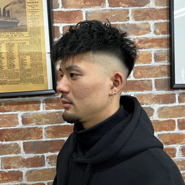 男らしい色気漂うツイストスパイラルパーマ×スキンフェード