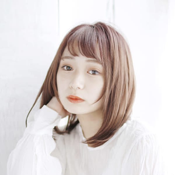 透け感バングのミディアムヘア|LUXIA