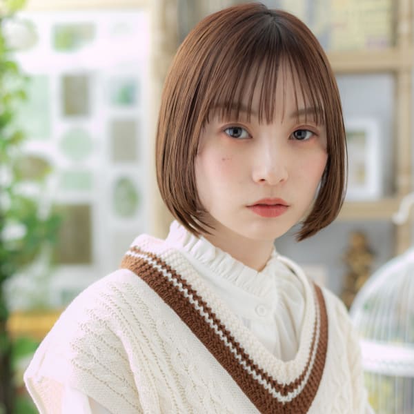 インナーカラー小顔ワンカール前下がりボブ　ボブショート