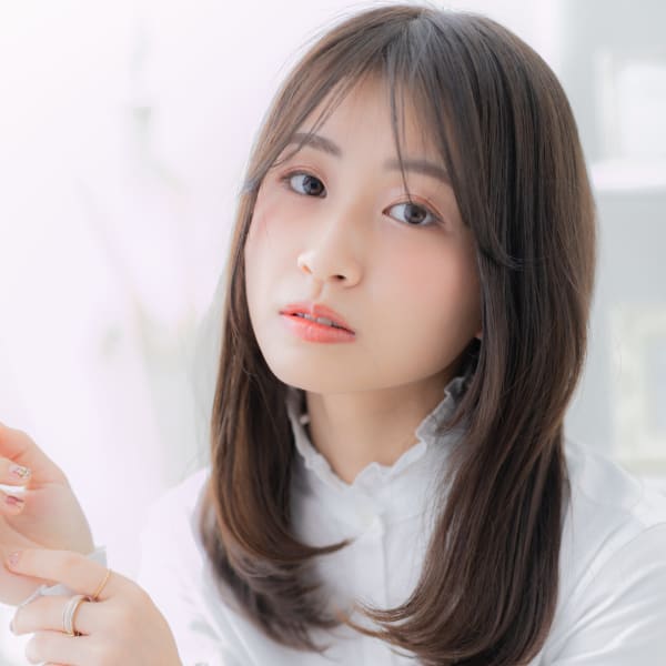 黒髪グレージュセンターパートエアストレート グレージュカラー