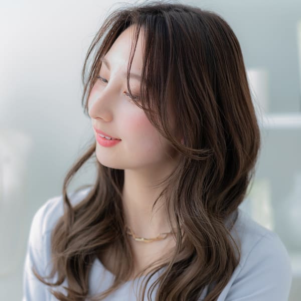 センターパートグレーベージュ小顔くびれヘア ウェーブ巻き