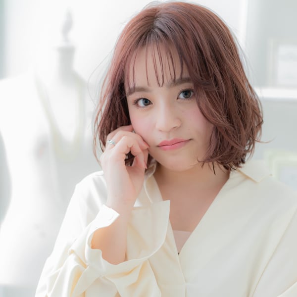 ミルクティーピンク韓国風ゆる巻き大人ボブ ニュアンスカラー
