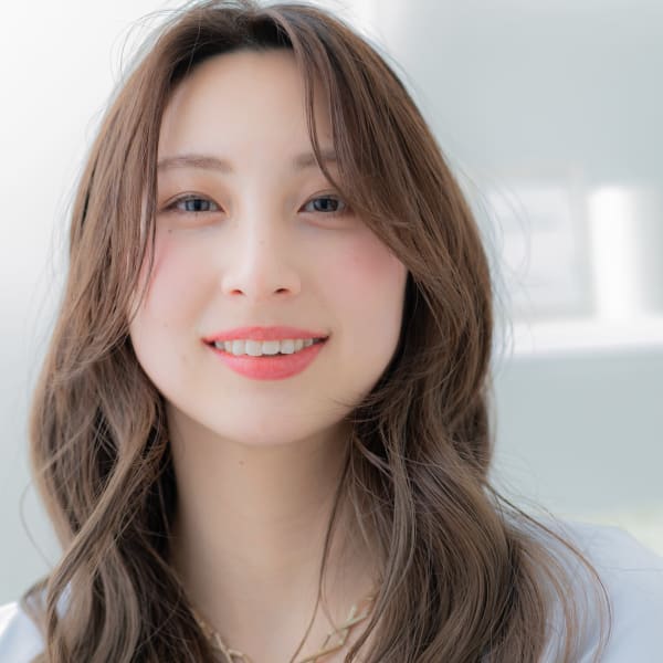 センターパートグレーベージュ小顔くびれヘア　レイヤーロング