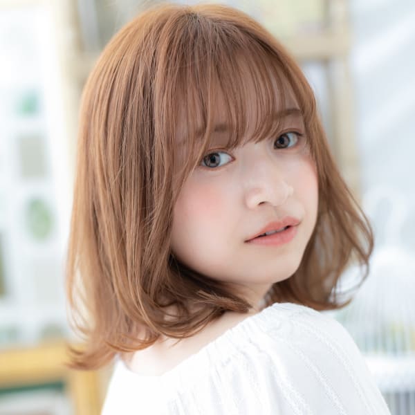 大人かわいい小顔くせ毛風ミディアムウルフ　シルキーベージュ