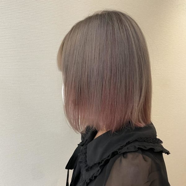 グレージュ×インナーピンク