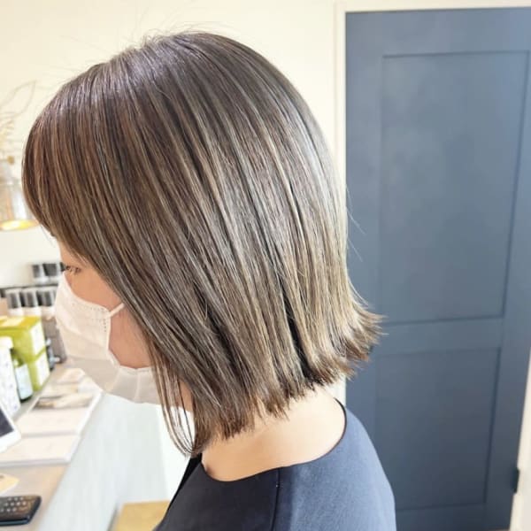 シークレットハイライト白髪ぼかしブリーチベージュ切りっぱなし