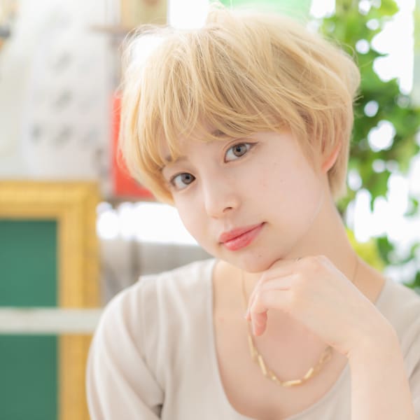 ハイトーンカラー外国人風小顔マッシュヘア フレンチカジュアル