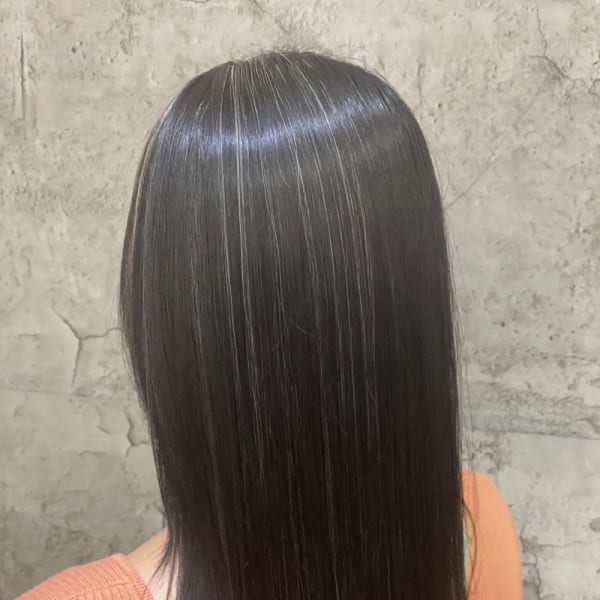 黒髪にハイライトカラー