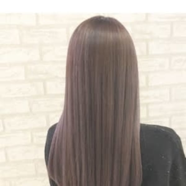 煌めくストレート！オフィスでも浮かないラベージュカラー