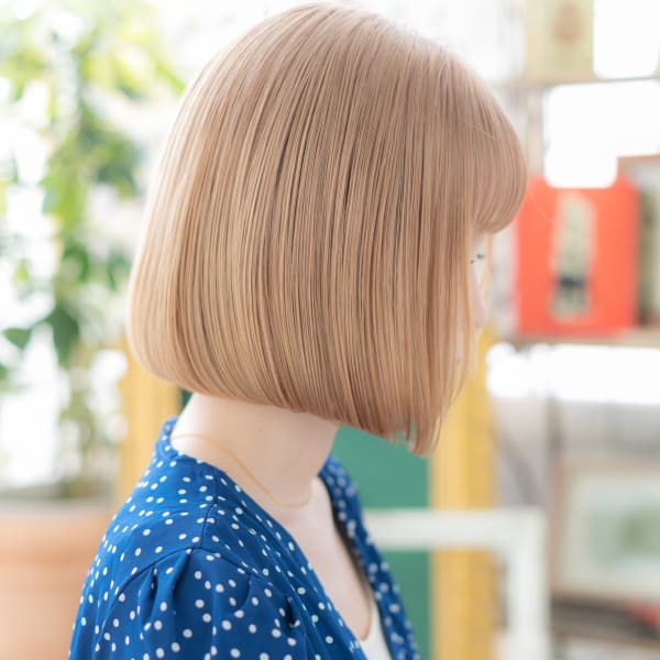 外国人風ハイトーンカラー前下がり大人ボブ 金髪ボブ