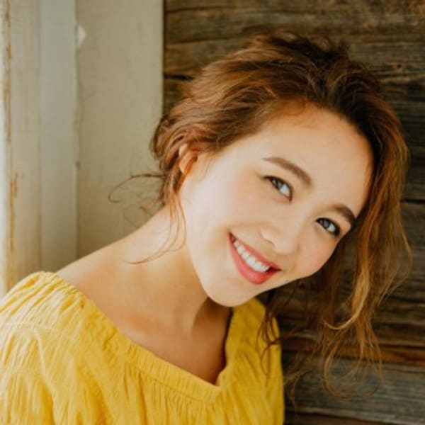 巻き髪アップ×かきあげバング