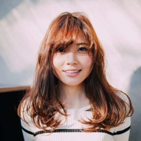 風に揺れるナチュラルカールロング