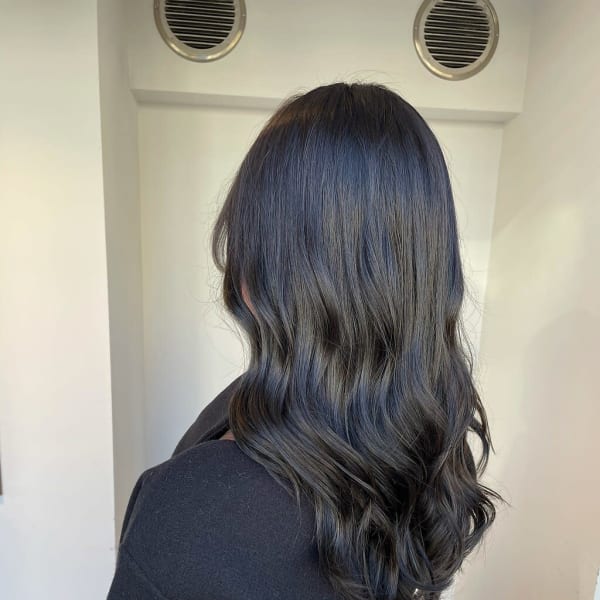 暗髪でも透明感のあるブルーブラック|hair design Rinto