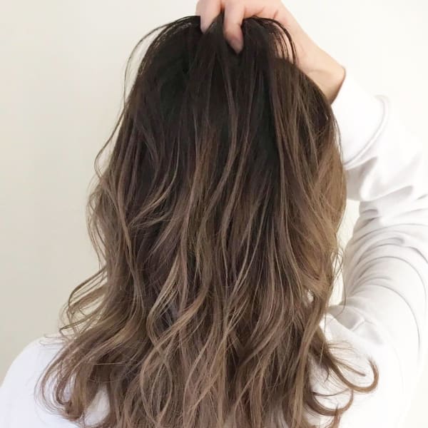 大人かわいいバレイヤージュブリーチハイライトグレージュ