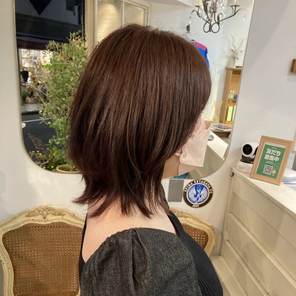 暗めピンクブラウンウルフボブくびれヘア韓国風顔周り小顔カット