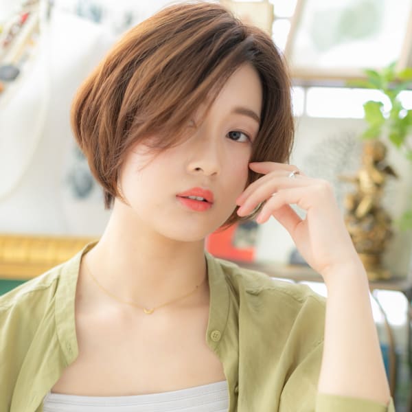 アシンメトリーバレイヤージュ前下がりボブ 斜めバング