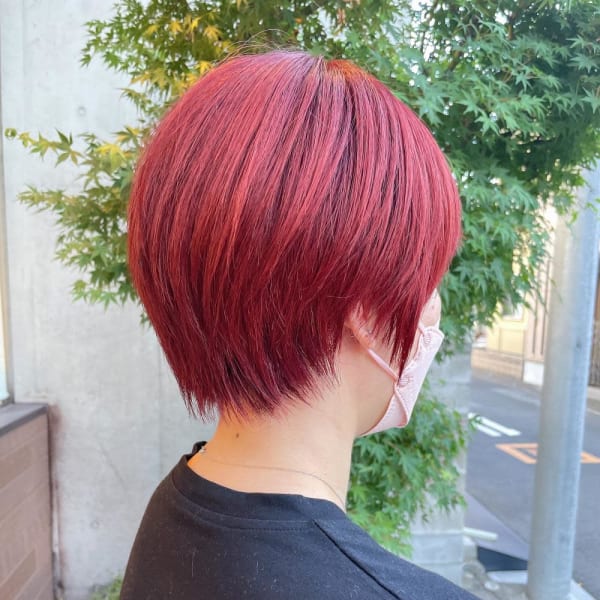 コンパクトショートにブリーチでレッドピンクに