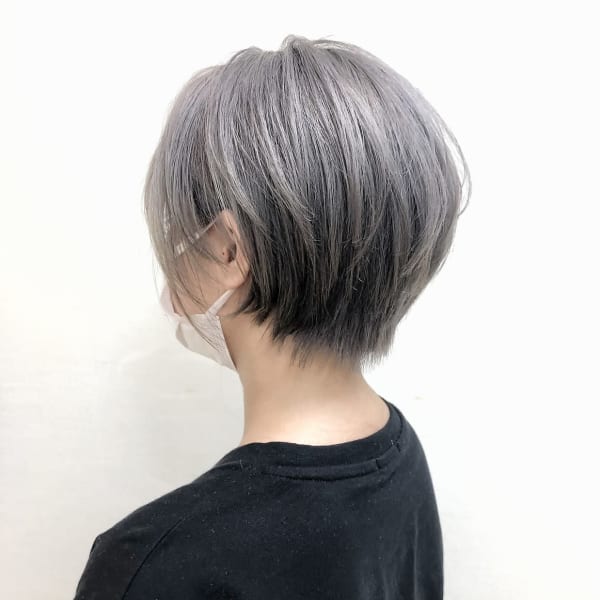 ショートボブ×シルバーグレージュ