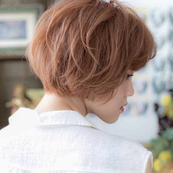 外国人風ピンクブラウンくせ毛風ボブショート　ハイライトカラー