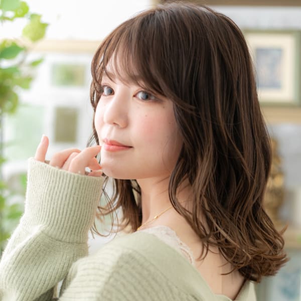 こなれ感ウェットヘアゆるふわエアリーミディ　シースルーバング