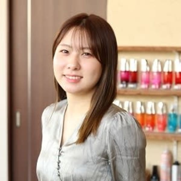 Hair Color & Treatment BLS【ヘアーカラーアンドトリートメント バルス】のスタッフ紹介。鈴木 宥香