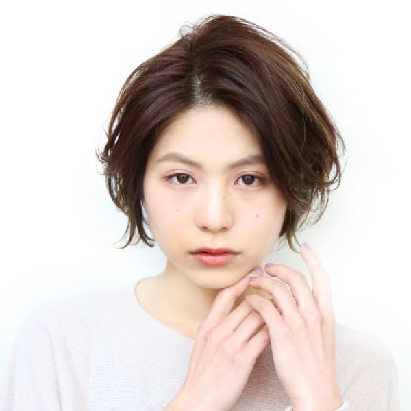 前髪なしのミディアムショート